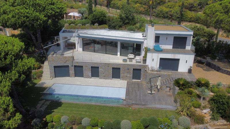 Villa contemporaine avec piscine sous les pins, vue aérienne par drone
