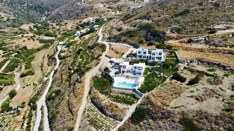Villas blanches à flanc de colline, vue aérienne par drone