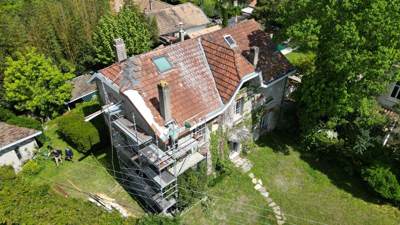 Maison ancienne en rénovation et son jardin, vue aérienne par drone