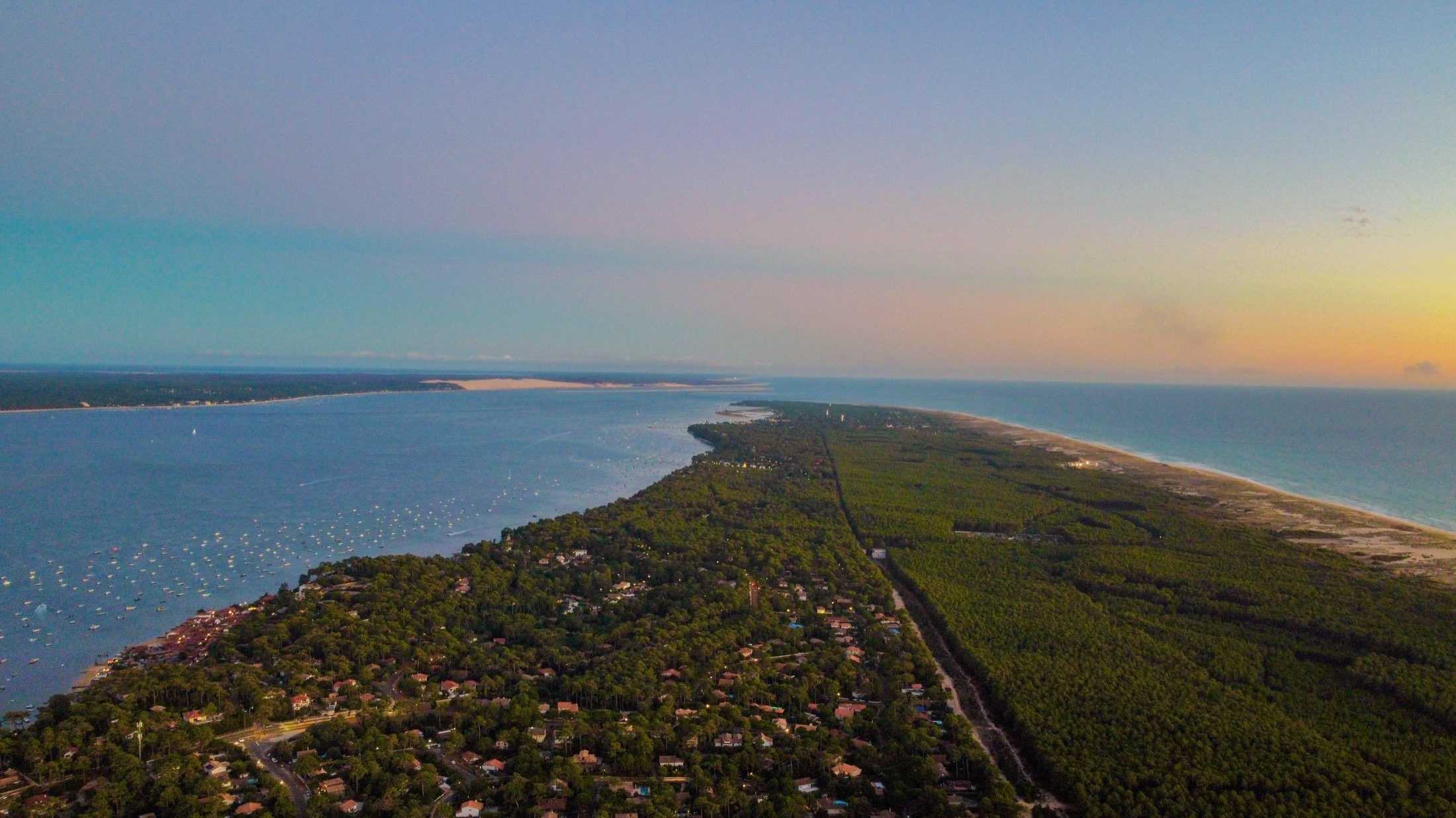 Vue aérienne par drone du Bassin d'Arcachon et du Cap Ferret signée DropSky