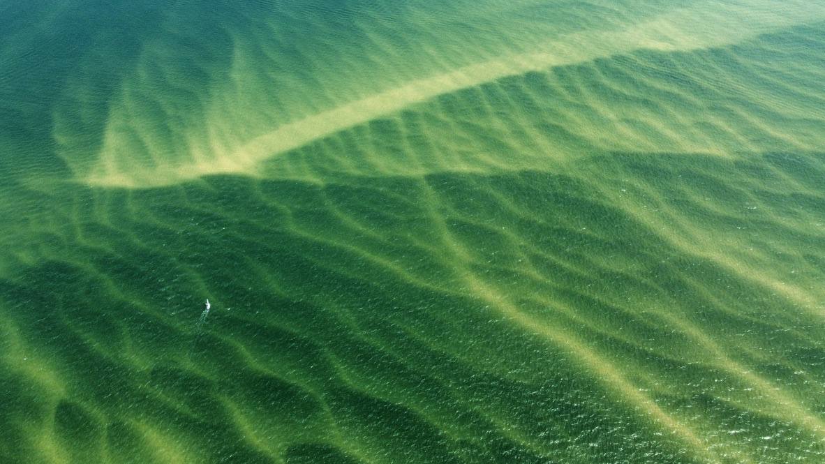 Motifs de sable sous les eaux du Bassin d'Arcachon au Cap Ferret, vue par drone