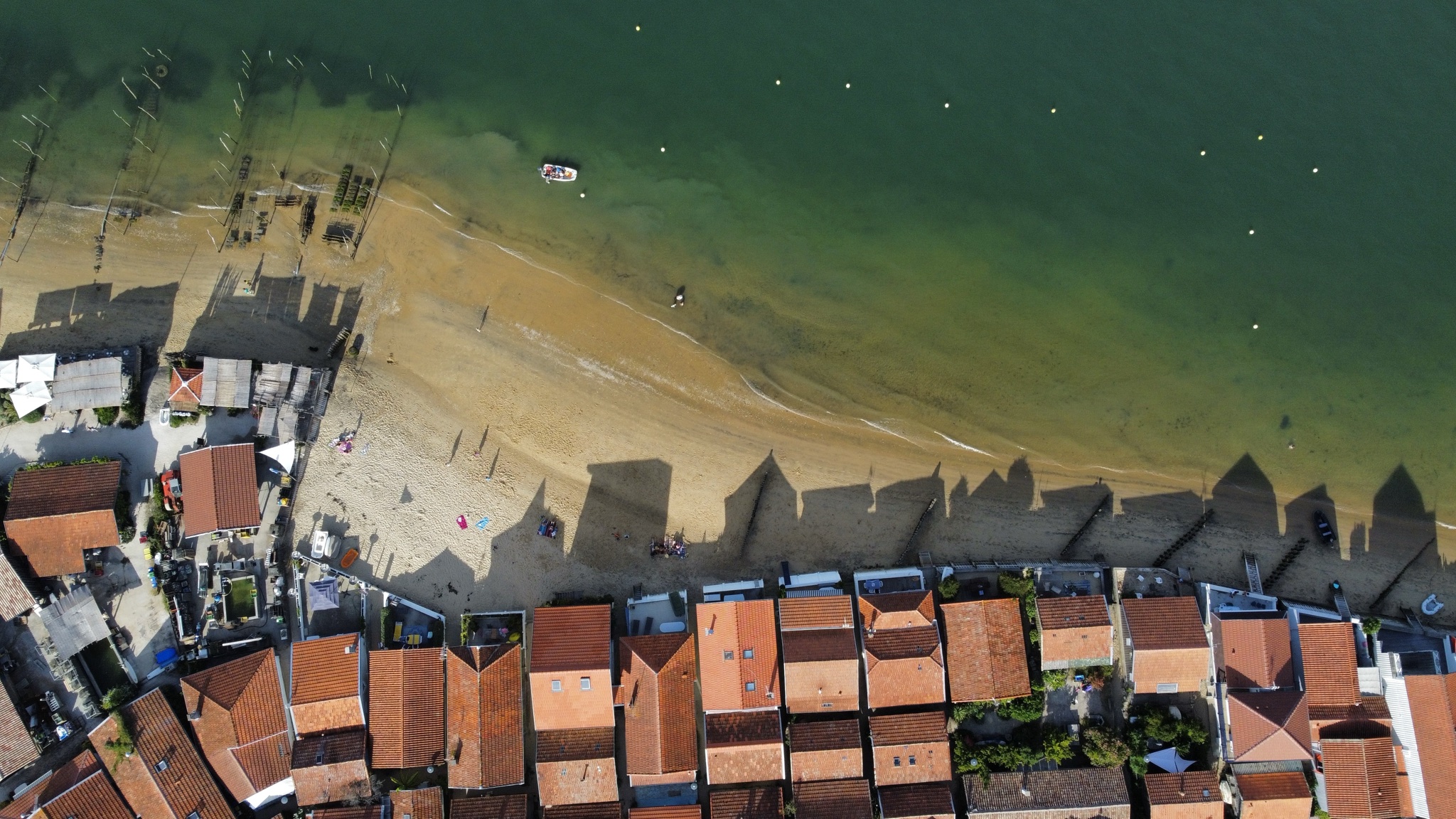 Village ostréicole du Cap Ferret et ses cabanes en bord de plage, vue aérienne