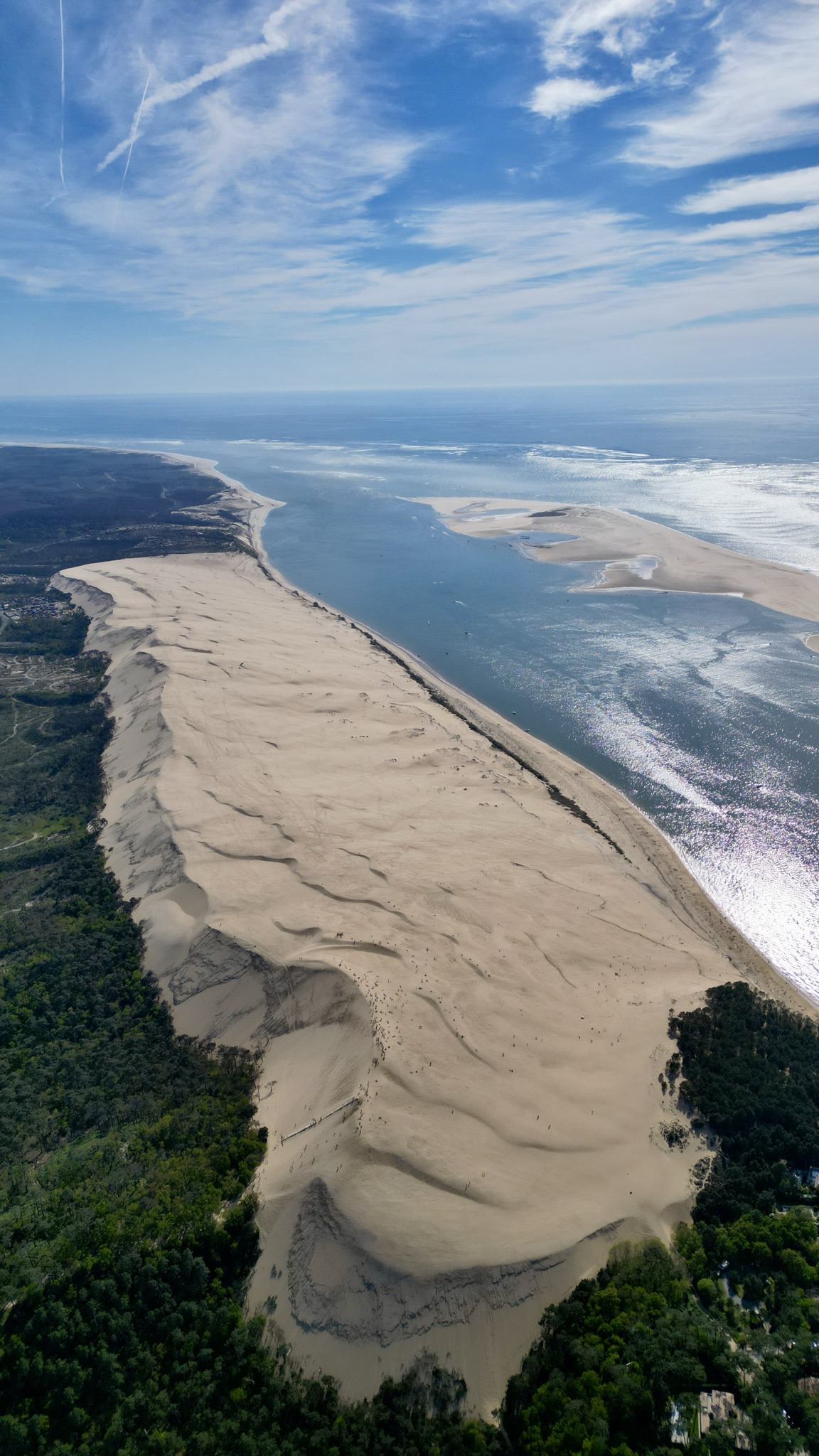 La Dune du Pilat et l'entrée du Bassin d'Arcachon vues d'en haut par drone