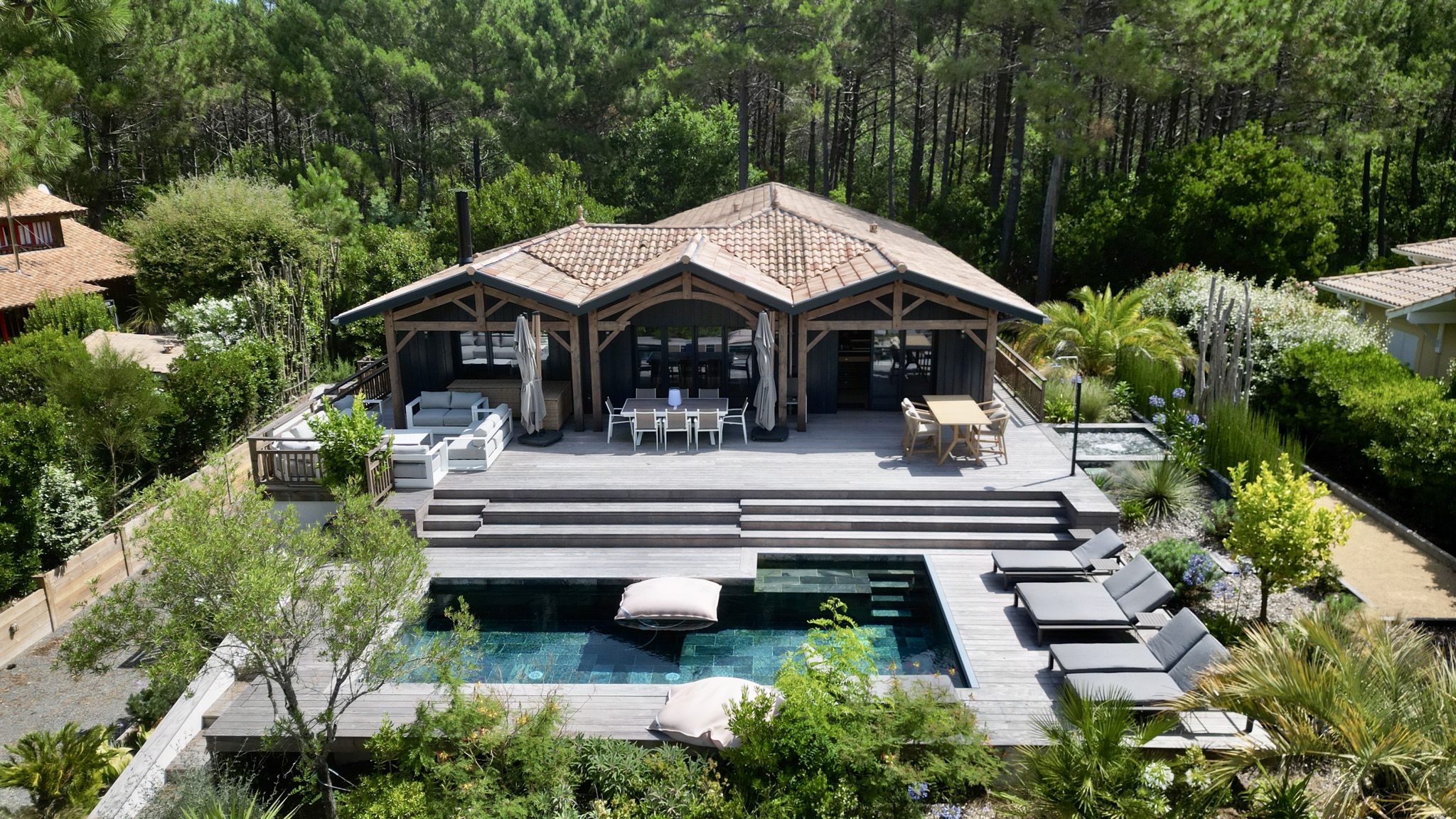 Villa contemporaine avec piscine sous les pins, photographie immobilière par drone
