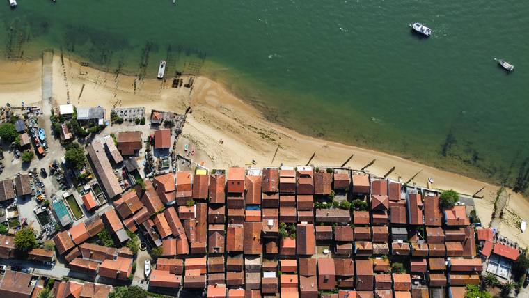 Village ostréicole du Cap Ferret au bord du Bassin d'Arcachon, vue aérienne par drone