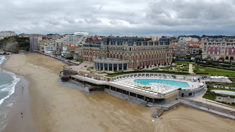 Hôtel du Palais et Grande Plage de Biarritz vus par drone