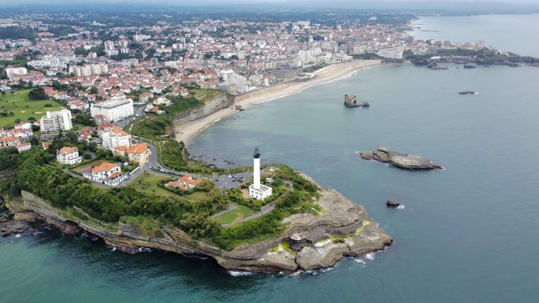 Phare de Biarritz et côte basque, vue aérienne par drone