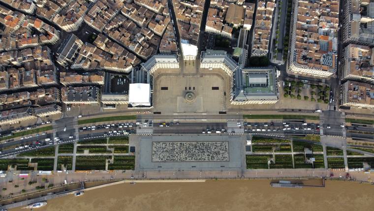 Centre historique de Bordeaux vu d'en haut par drone
