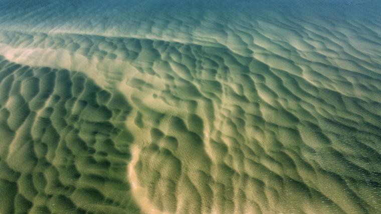 Dunes de sable immergées du Bassin d'Arcachon vues du ciel par drone