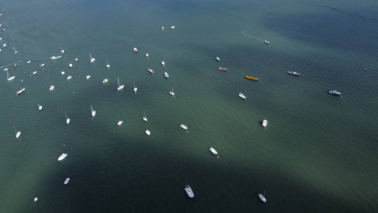 Bateaux au mouillage sur le Bassin d'Arcachon, vue aérienne par drone
