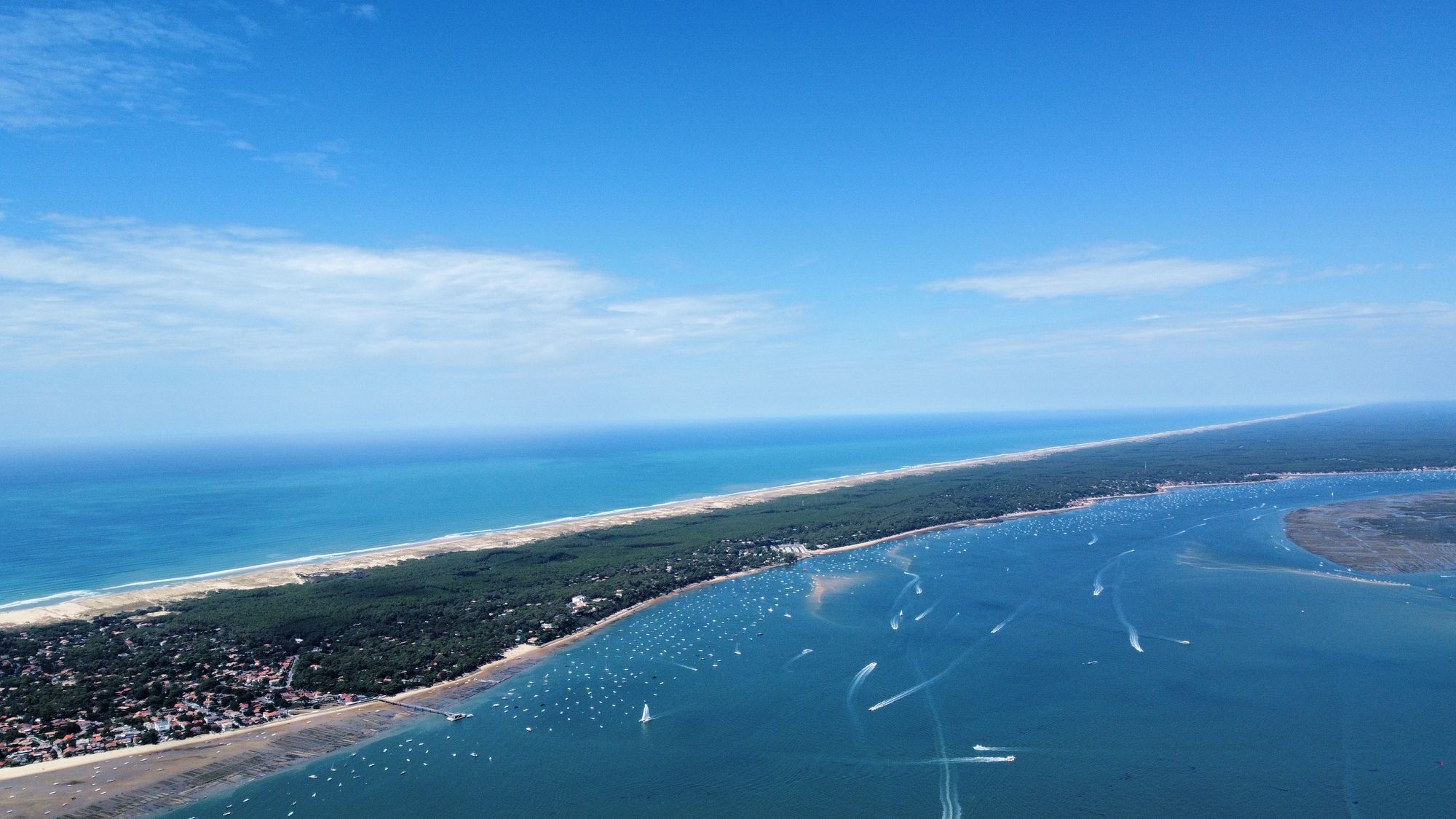 Le littoral du Bassin d'Arcachon et l'océan vus par drone par temps clair