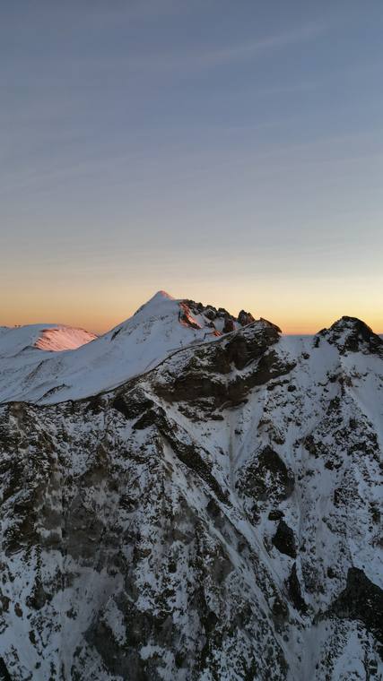 Sommet enneigé au lever du soleil, photographie aérienne par drone