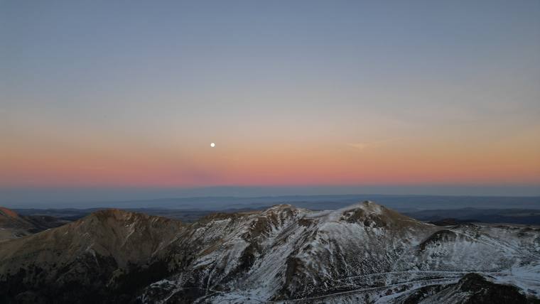 Chaîne de montagnes enneigée au crépuscule, vue aérienne par drone