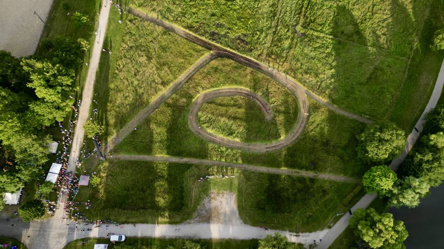 Parcours d'une course à pied dans un parc, vue aérienne par drone