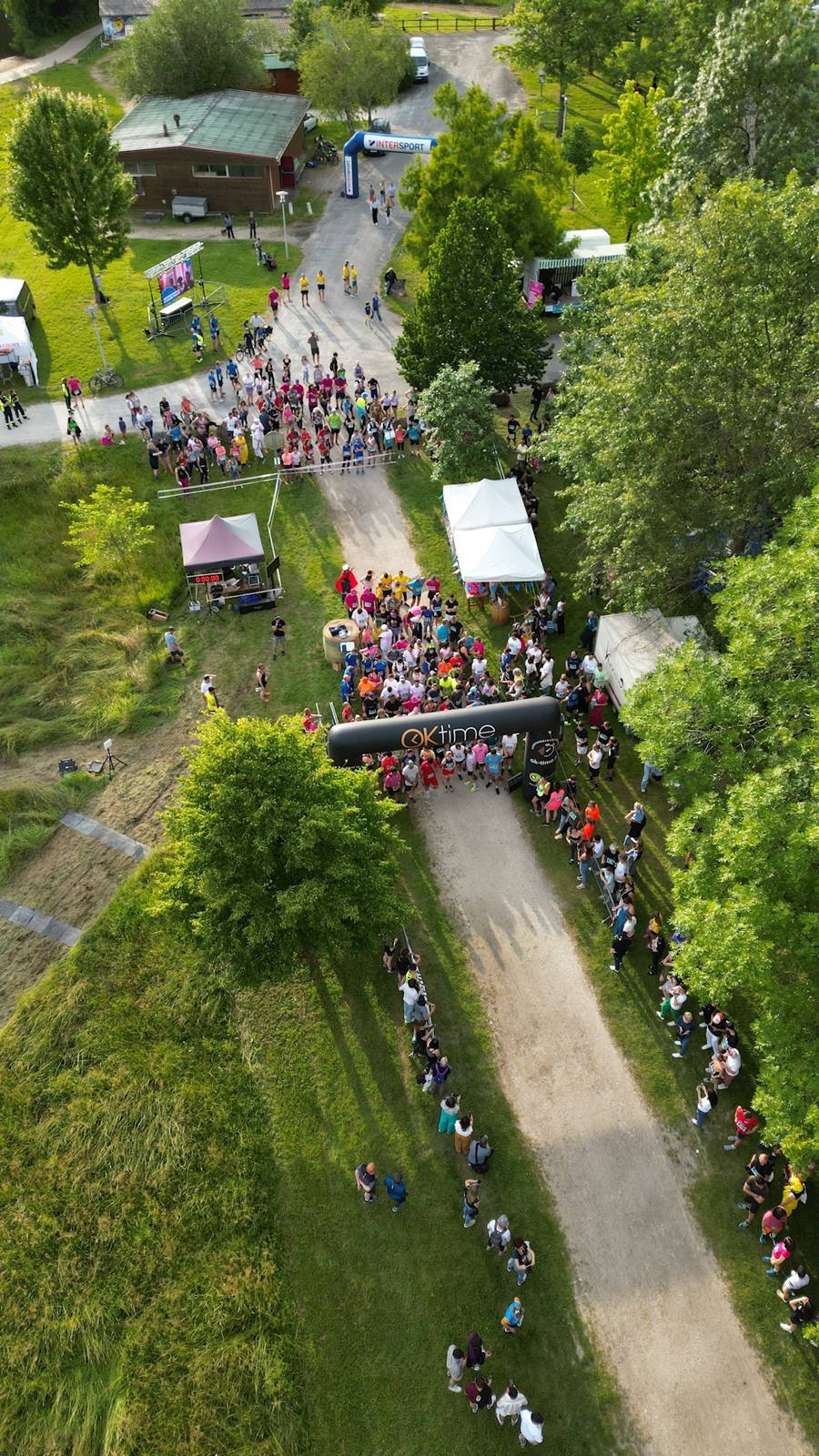 Départ d'une course à pied et spectateurs, vue aérienne par drone