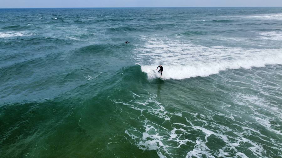 Surfeur sur une vague, vidéo et photo aérienne par drone