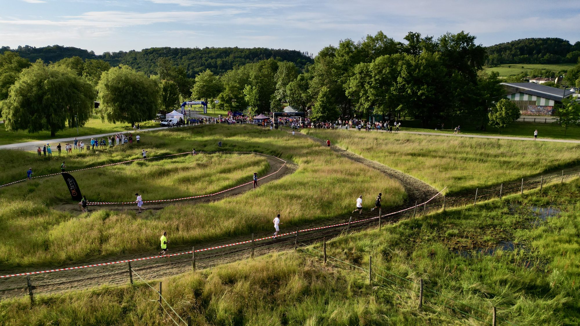 Coureurs sur un parcours en pleine nature, filmés par drone lors d'une course